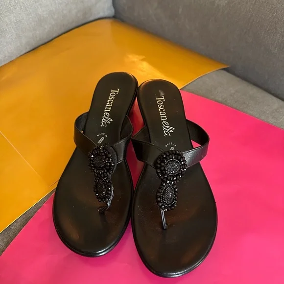 Elegant Black Sandals with Beaded Embellishment - Picture 5 of 5